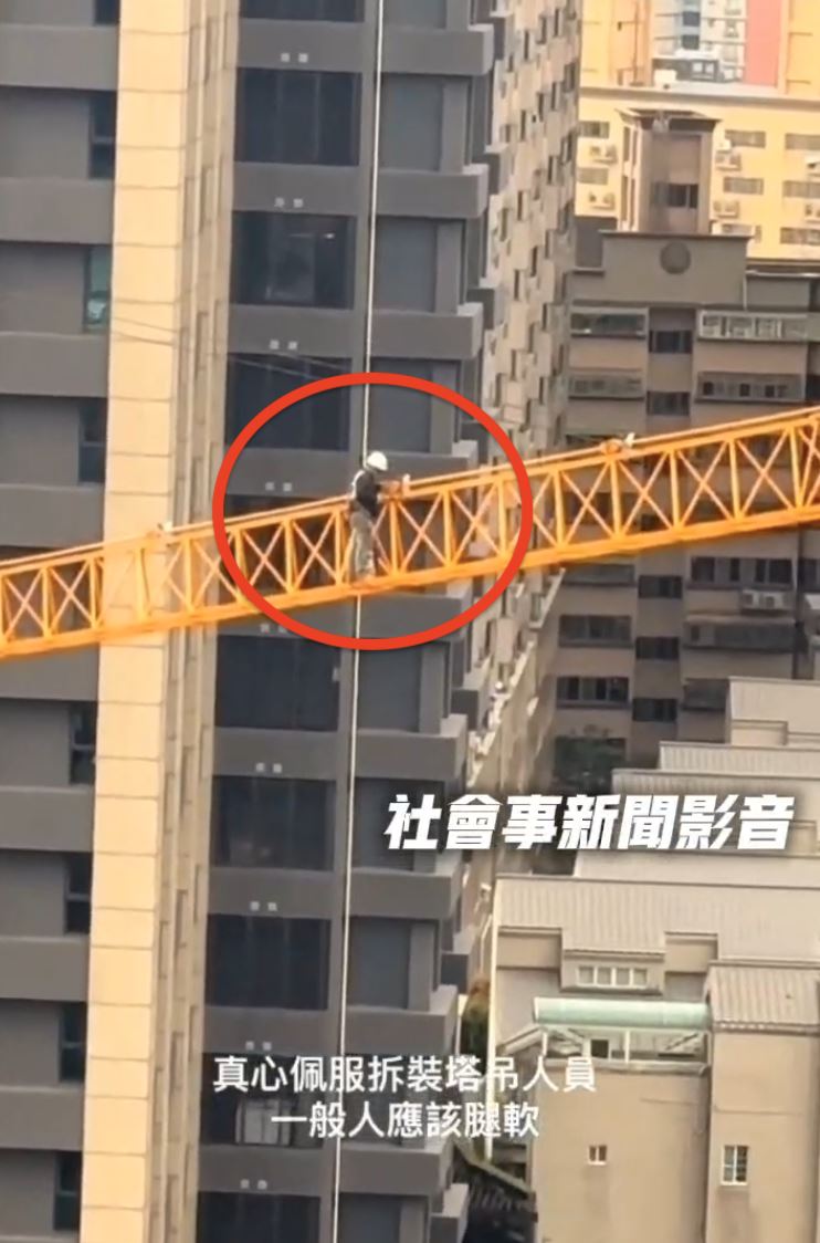 桃園市一處工地，工人無護具走在吊臂上。（圖／翻攝自《社會事新聞影音》）