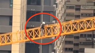 工人無護具走「10樓高吊臂」腿軟畫面曝光