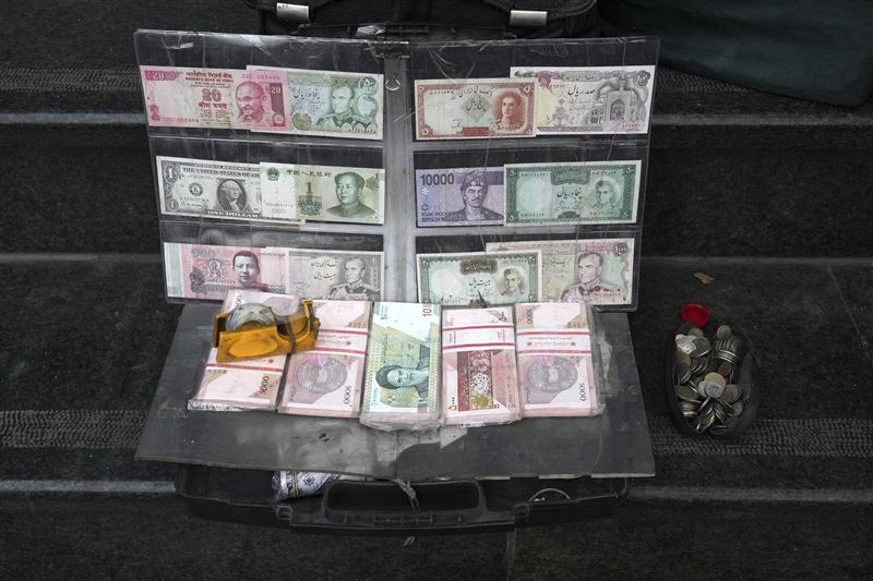 伊朗貨幣面臨崩盤，1美元竟可換140萬，加劇通貨膨脹壓力。（圖／美聯社／達志影像）