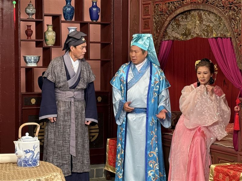 王中皇(左起)、胡瓜、連靜雯。王中皇和連靜雯聯手設桃色陷阱。（圖／華視提供）