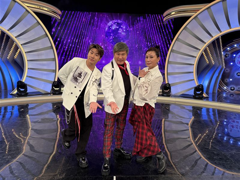 歐漢聲(左起)、胡瓜、陳亞蘭。胡瓜破天荒獻唱客家版〈身騎白馬〉。（圖／華視提供）