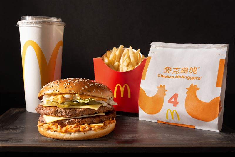 台灣麥當勞搶先全亞洲開賣「Big Arch霸牛堡」。(圖／麥當勞提供）