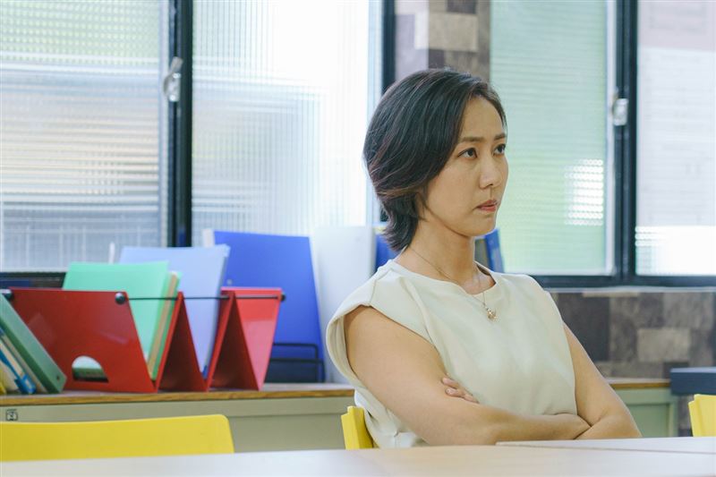 張詩盈飾演的母親情緒潰堤，堅信孩子遭到不當對待，衝進學校要求給交代。（圖／小公視提供）