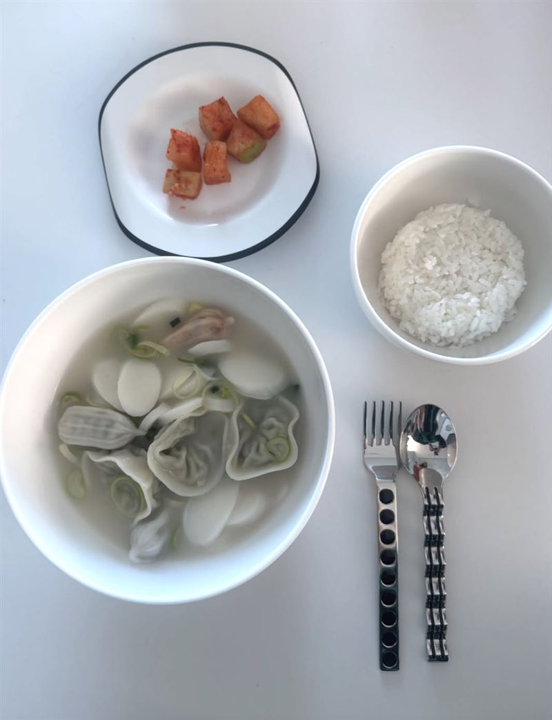 卞耀漢貼文中湯匙反射兩人身影,引起討論。(圖/翻攝自IG)