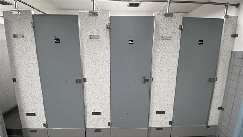 近日一名網友在Threads發文表示，自己在東吳大學雙溪校區男廁遭偷拍。（圖／網友提供）