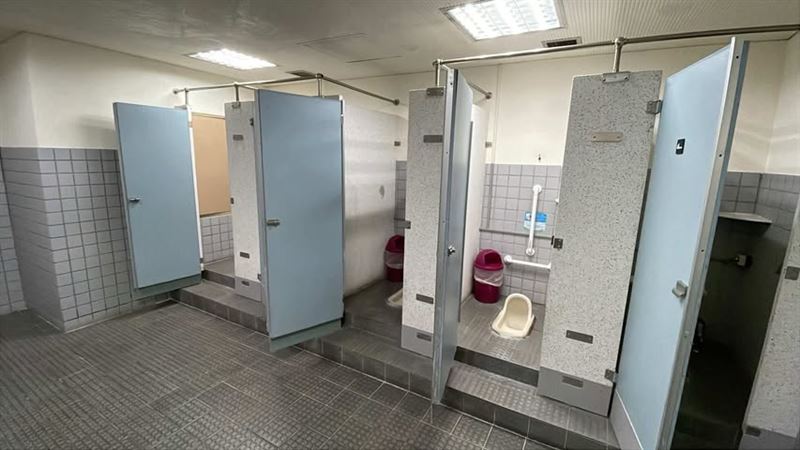 獨／大學男廁「黑衣男」偷拍！學生一路追