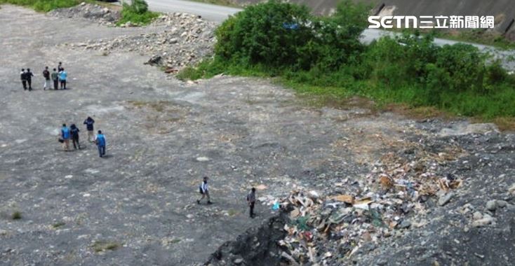 該犯罪集團分工細密，利用深夜掩護，遊走於各大河川地肆意傾倒、掩埋營建混合物。（圖／中檢提供）