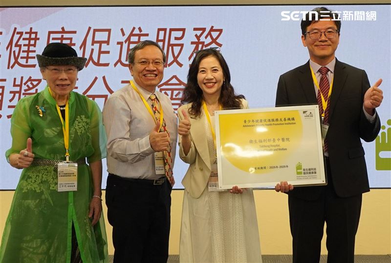 臺中醫院兒童青少年跨科服務團隊也正式啟動，除了超過10名中西醫醫師與臨床心理師團隊投入兒童青少年健康諮詢與醫療，今年首度結合臨床心理師與兒科團隊提供「親子諮商」。(圖/翻攝畫面)