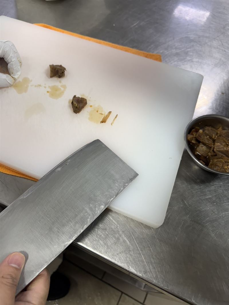 晶英酒店指出，牛腱含有豐富的肌肉纖維與天然結締組織（即牛筋），在刀切下會造成牛筋捲曲。（圖／晶英酒店提供）
