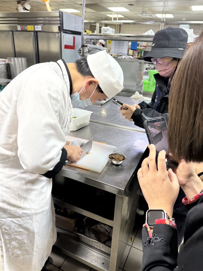 晶英酒店廚師親自示範牛腱肉切下後的剖面圖。（圖／晶英酒店提供）