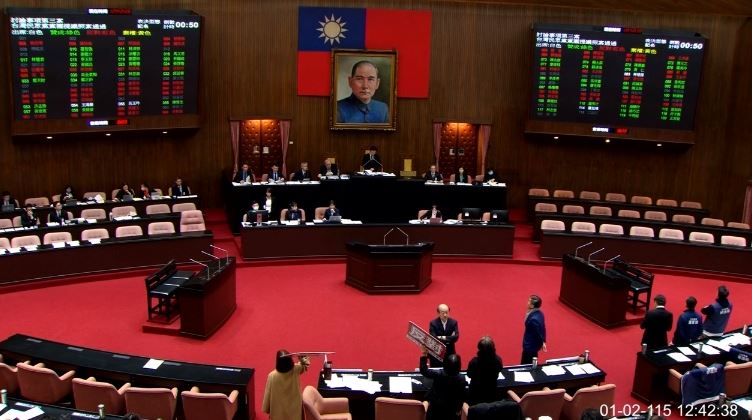 吳釗燮助理涉共諜案，立院表決藍白靠著人數優勢，通過要求請辭下台。（圖／翻攝畫面）