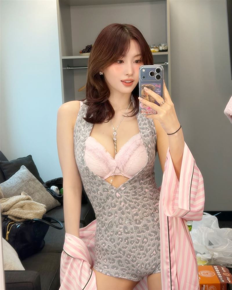 Momo外型亮眼身材火辣，還曾與子瑜一起登上維密大秀（圖／翻攝自IG @momo）