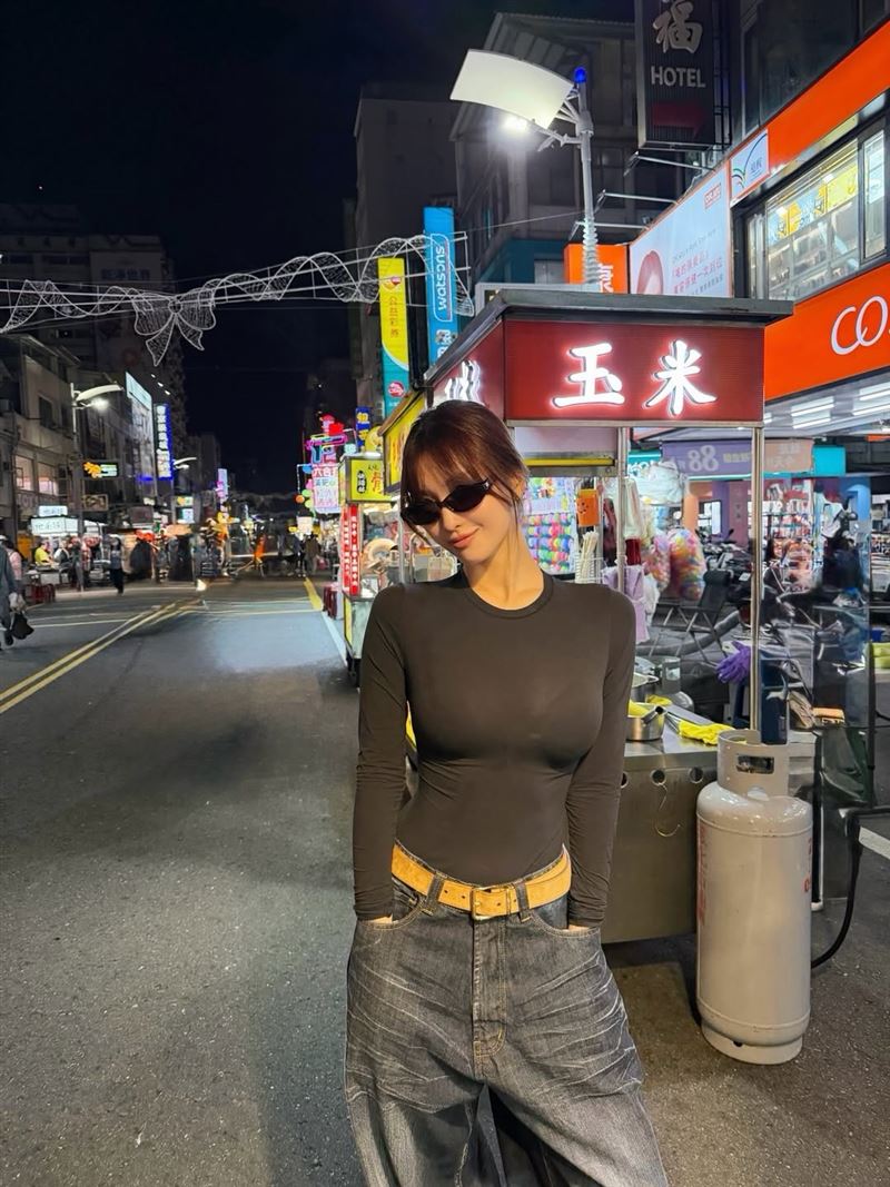 Momo貼出她隨團來高雄時，第一天逛六合夜市的街頭辣照。（圖／翻攝自IG @momo）
