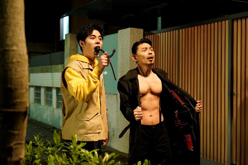 08-阿Ken好身材大方送！壯碩胸腹大肌肌。(左起詹懷雲、阿Ken林暐恆)。（圖／彼此影業 提供）