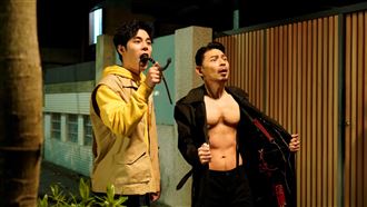 阿KEN脫了「炸出神扯胸肌」47歲長這樣