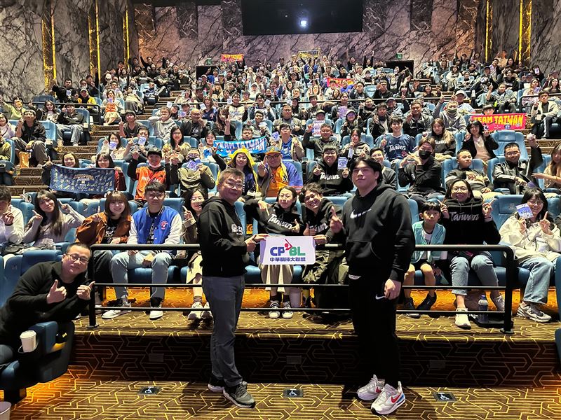 中華職棒會長蔡其昌（左）與中職球星曾頌恩（右）昨（1）日到台中戲院參與映後活動，現場座無虛席。（圖／牽猴子 提供）