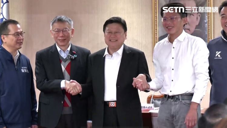 柯文哲拜會藍黨團，傅崐萁一手握著柯文哲，另一手握著黃國昌（圖／翻攝畫面）