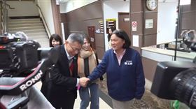 柯文哲拜會陳玉珍，兩人談完後笑呵呵（圖／翻攝畫面）