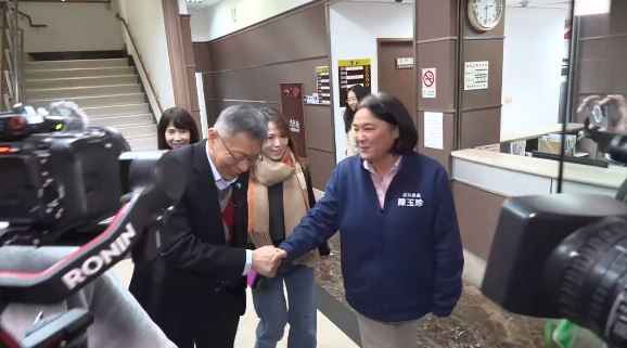 柯文哲拜會陳玉珍，兩人談完後笑呵呵（圖／翻攝畫面）