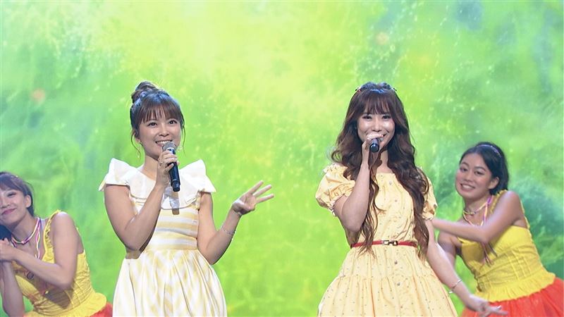 翁鈺鈞(左)陳怡婷合唱紀台語歌〈黃櫻桃〉。(圖／中視提供)