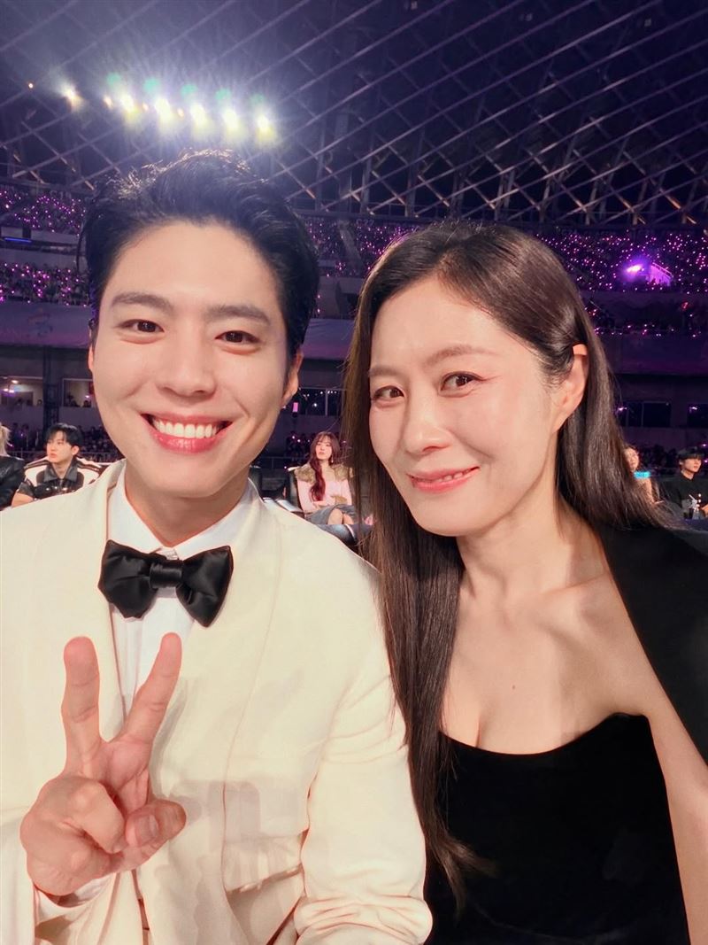 文素利、朴寶劍。（圖／翻攝自IG @pigduck_moon）