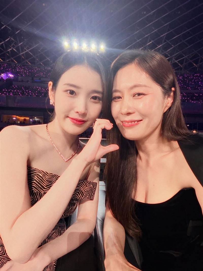 文素利和IU感情相當好。（圖／翻攝自IG @pigduck_moon）