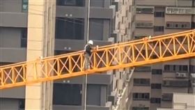 民眾拍到工人疑似在沒有任何防護的情況下，行走在離地面約35公尺高的吊臂上。（圖／翻攝自社會事新聞影音）