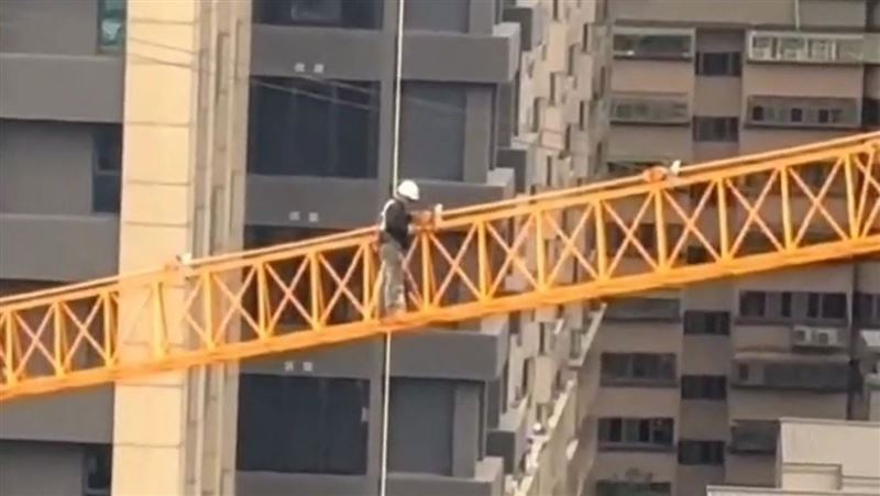 民眾拍到工人疑似在沒有任何防護的情況下，行走在離地面約35公尺高的吊臂上。（圖／翻攝自社會事新聞影音）