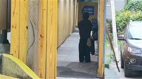 嚴男的胞弟全身包緊緊現身殯儀館，怕被媒體認出。（圖／翻攝畫面）