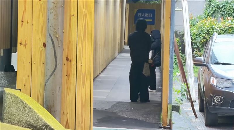 嚴男的胞弟全身包緊緊現身殯儀館，怕被媒體認出。（圖／翻攝畫面）