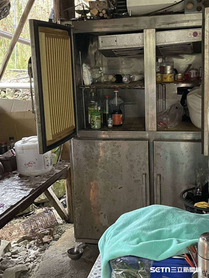 這可不是一般的闖空門現場！這張狼藉的照片真實記錄了臺灣黑熊「造訪」阿里山工寮的痕跡。這位重量級食客不僅大搖大擺闖入，更展現了「開冰箱」的高超技術，將裡頭的罐頭與食物掃蕩一空。這幅景象雖然驚人，卻也是阿里山區首度捕捉到黑熊入室的珍貴紀錄。（圖／林業及自然保育署嘉義分署授權提供）