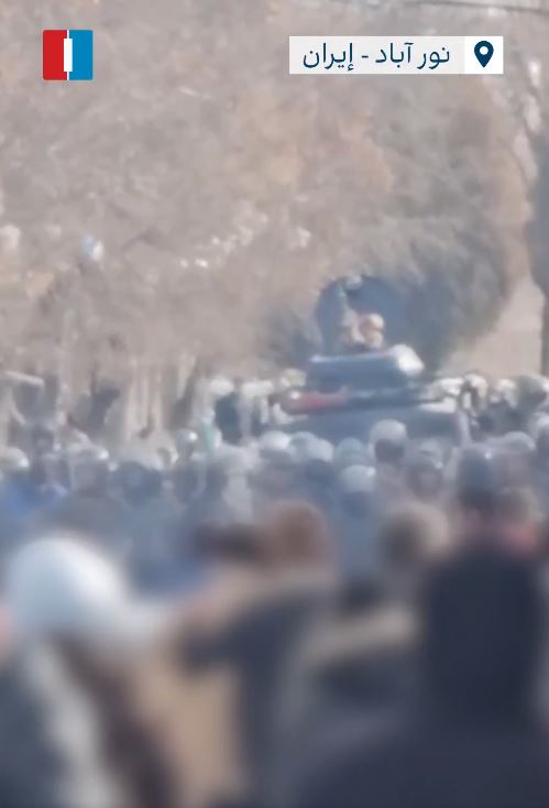 伊朗三大城市都有大規模示威，部隊荷槍實彈開槍鎮壓，目前造成至少6人死亡。（圖／翻攝自X@IranIntl_Ar）