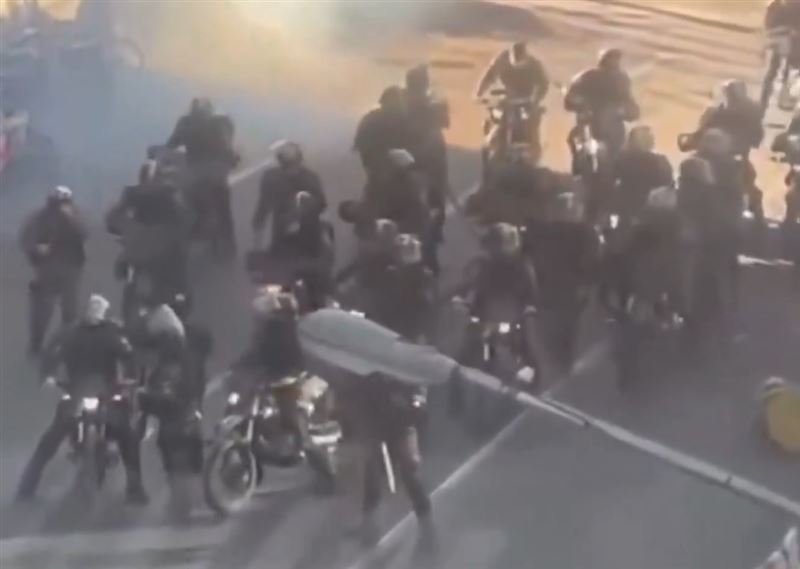 伊朗首都出現大規模示威，政府出動部隊武力鎮壓。（圖／翻攝自X）