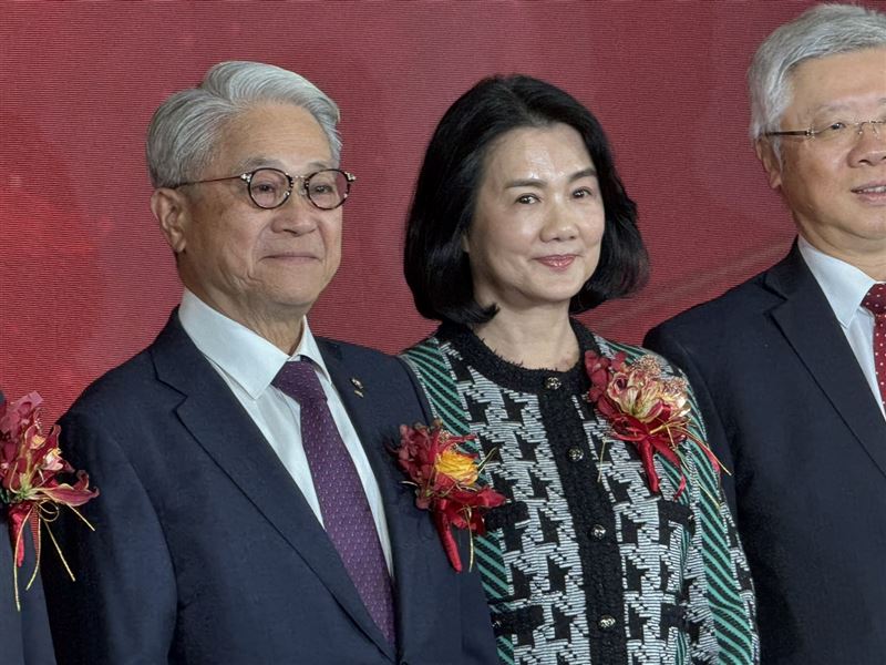 台新新光金控董事長吳東亮(左)與夫人彭雪芬(右)攜手出席新光人壽合併酒會。台新新光金控旗下壽險子公司台新人壽與新光人壽於1月1日正式完成合併程序,以台新人壽為存續公司並更名為「新光人壽保險股份有限公司」。(圖/記者廖珪如攝影)