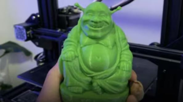 菲律賓女子在當地購入一尊綠色雕像，誤認為是佛像，拜了4年多後才發現，自己長期供奉的對象竟是「史瑞克」。（圖／翻攝自Reddit）