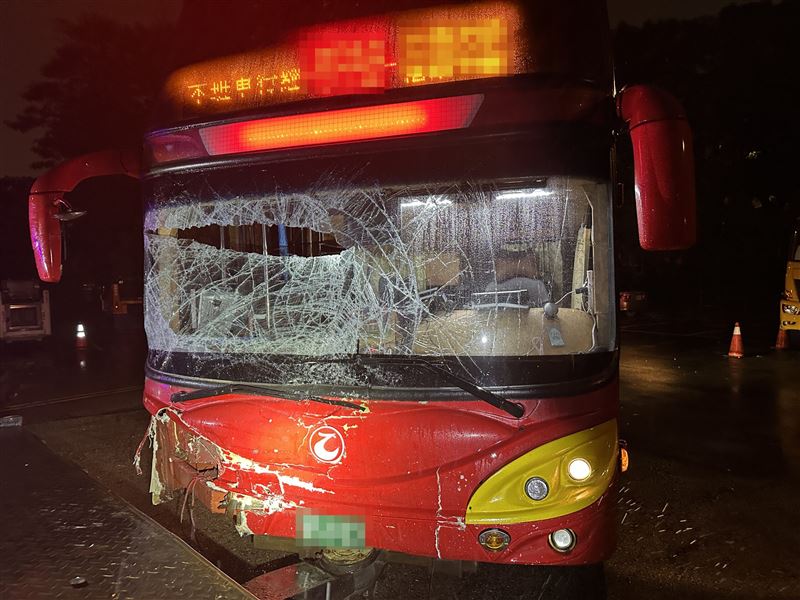 客運擋風玻璃碎裂。國1五楊高架休旅車鬼切遭客運推撞。（圖／桃園電子報提供）