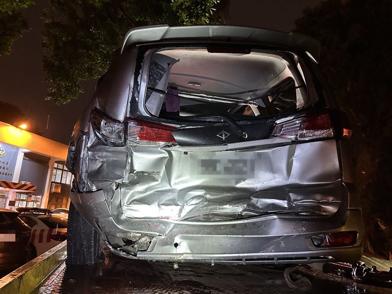 休旅車突然切換車道，導致後方的客運閃避不及，直接將休旅車往前推撞。（圖／桃園電子報提供）