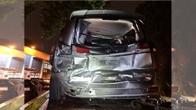 國1五楊高架休旅車鬼切遭客運推撞　駕駛命大毫髮無傷。（圖／桃園電子報提供）