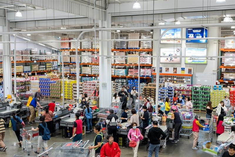 好市多時常推出優惠，歲末年終賣場擠滿購物人潮。（圖：shutterstock／達志）