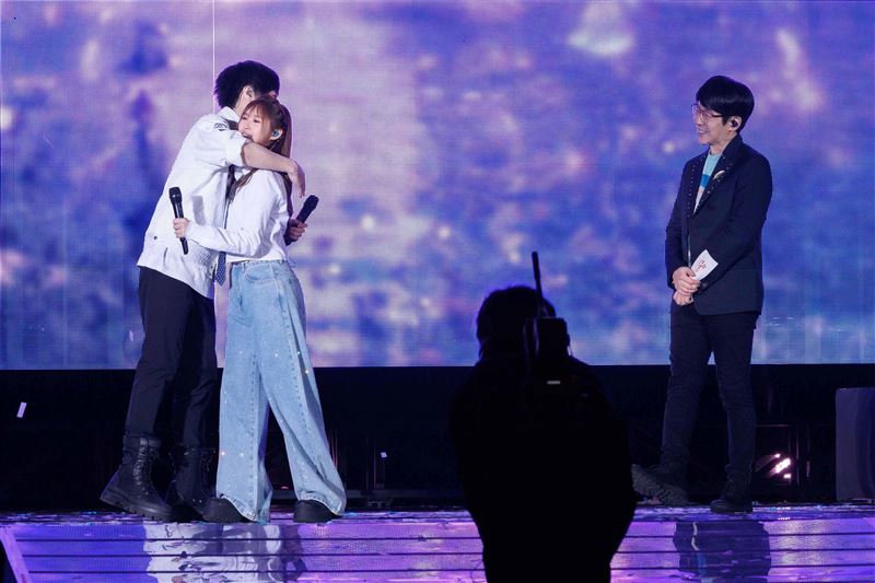 五月天演唱會邀請小玫瑰擔任嘉賓。（圖／相信音樂提供）