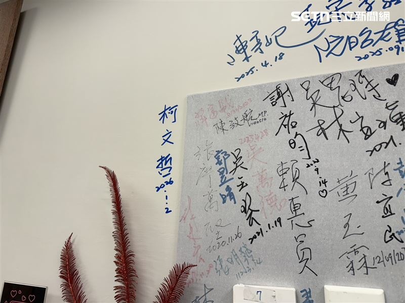 柯文哲前往陳瑩辦公室拜會留下簽名（圖／記者劉秀敏攝影）