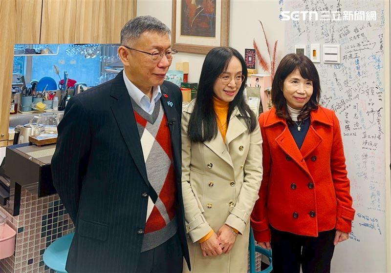 柯文哲前往陳瑩辦公室拜會爭取「人工生殖法」支持，在牆上留下簽名（圖／陳瑩辦公室提供）