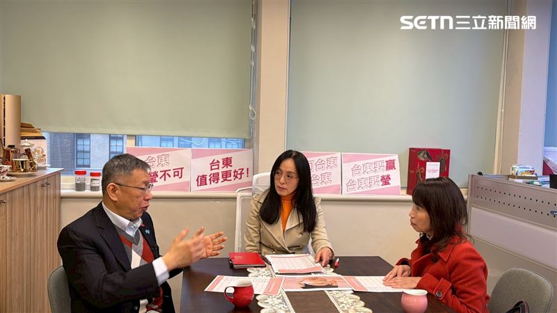 柯文哲前往陳瑩辦公室拜會爭取「人工生殖法」支持，在牆上留下簽名（圖／陳瑩辦公室提供）