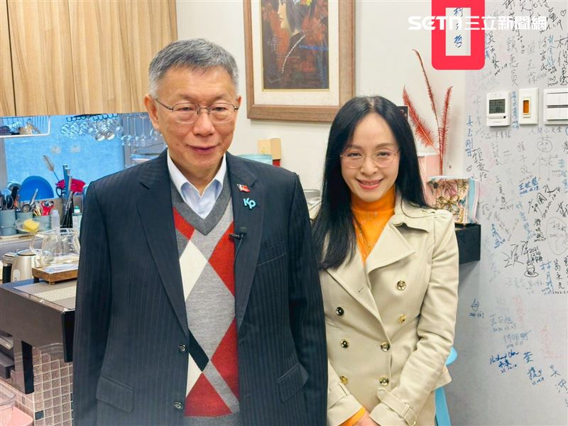 柯文哲前往陳瑩辦公室拜會爭取「人工生殖法」支持，在牆上留下簽名（圖／陳瑩辦公室提供）