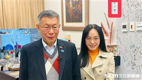 柯文哲前往陳瑩辦公室拜會爭取「人工生殖法」支持，在牆上留下簽名（圖／陳瑩辦公室提供）