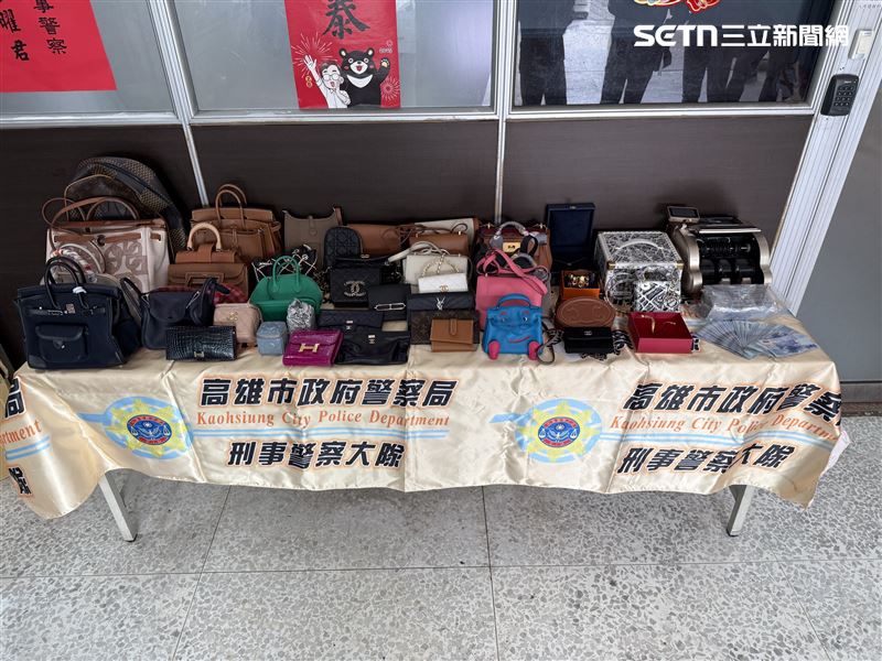 檢警前往豪宅搜索發現雨刷妻子坐擁「名牌包牆」。(圖/翻攝畫面)