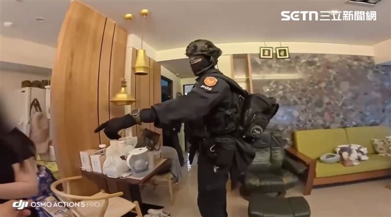 檢警前往豪宅搜索發現雨刷妻子坐擁「名牌包牆」。(圖/翻攝畫面)