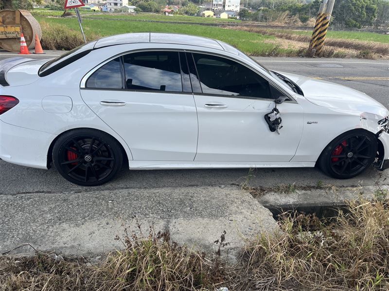 51歲王姓男子撞人後肇逃，棄車逃逸，直到事發過後2個多小時才在家人陪同下到派出所投案。(圖／翻攝畫面)