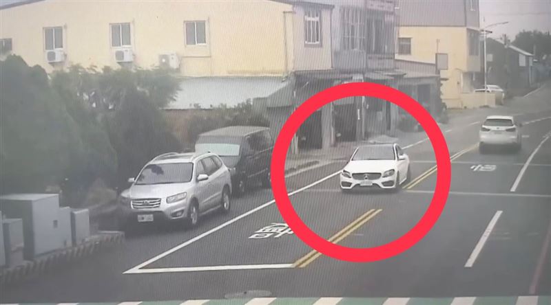 王姓男子酒駕，撞死一名過馬路的79歲老婦人後，加速踩油門逃逸。(圖／翻攝畫面)