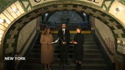 手按《古蘭經》宣誓！紐約最年輕市長上任